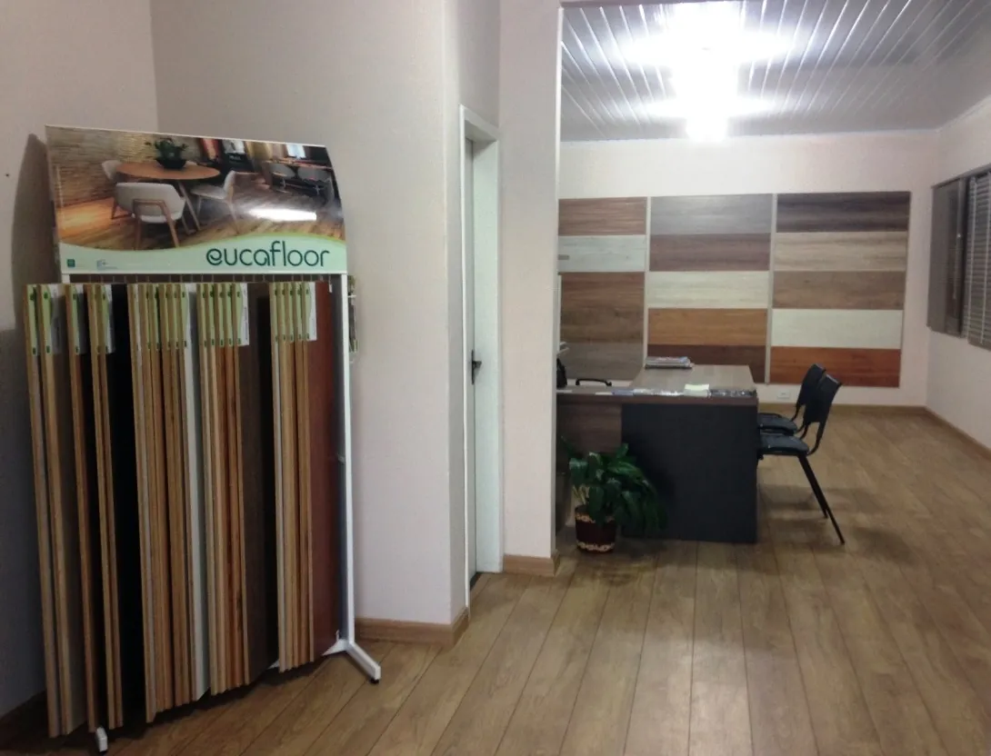 Expositor de réguas de piso Eucafloor na entrada do showroom