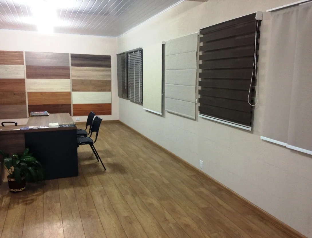 Vista do showroom com amostras de piso e persianas