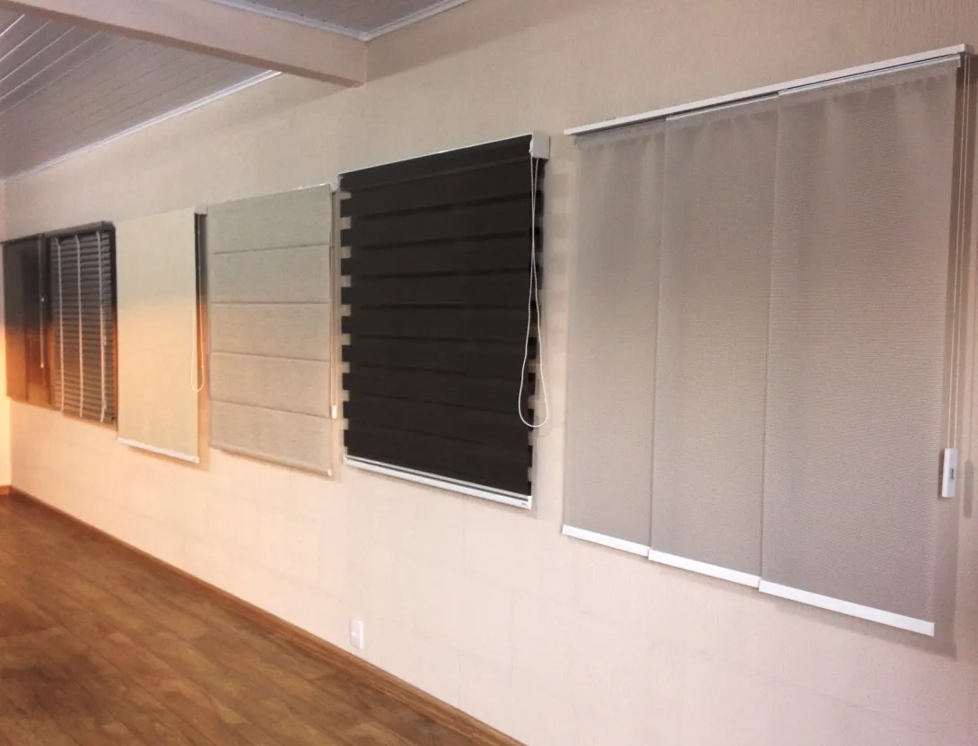 Persianas rolô e double vision expostas na parede do showroom